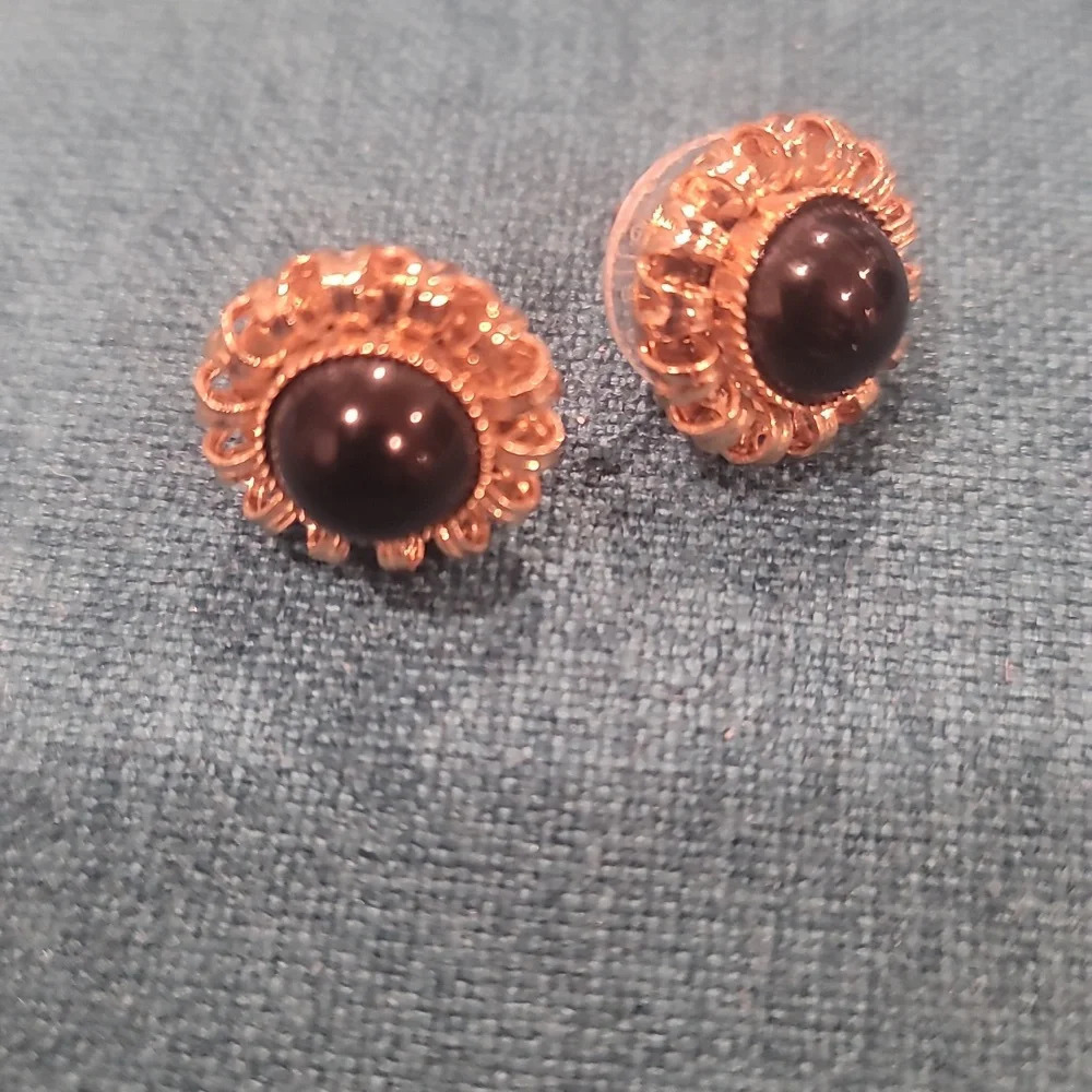 STELLA AND Dot gold back circle dot pierced earrings